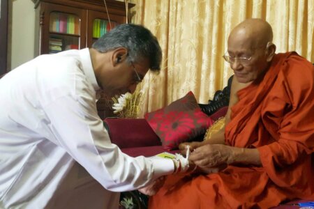 අතිපූජ්‍ය දවුල්දෙන ඤාණිස්සර මහ නා හිමියන්ගේ ආශිර්වාද ලබමින්…