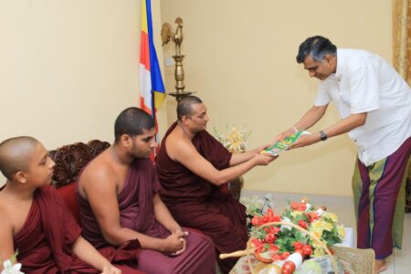 මොරටුව ප්‍රදේශයේ විහාරස්ථාන කිහිපයක විහාරාධිපති හිමිවරුන් හමුවී සිය දේශපාලනික ස්ථාවරය පැහැදිලි  කරන  ලදී.