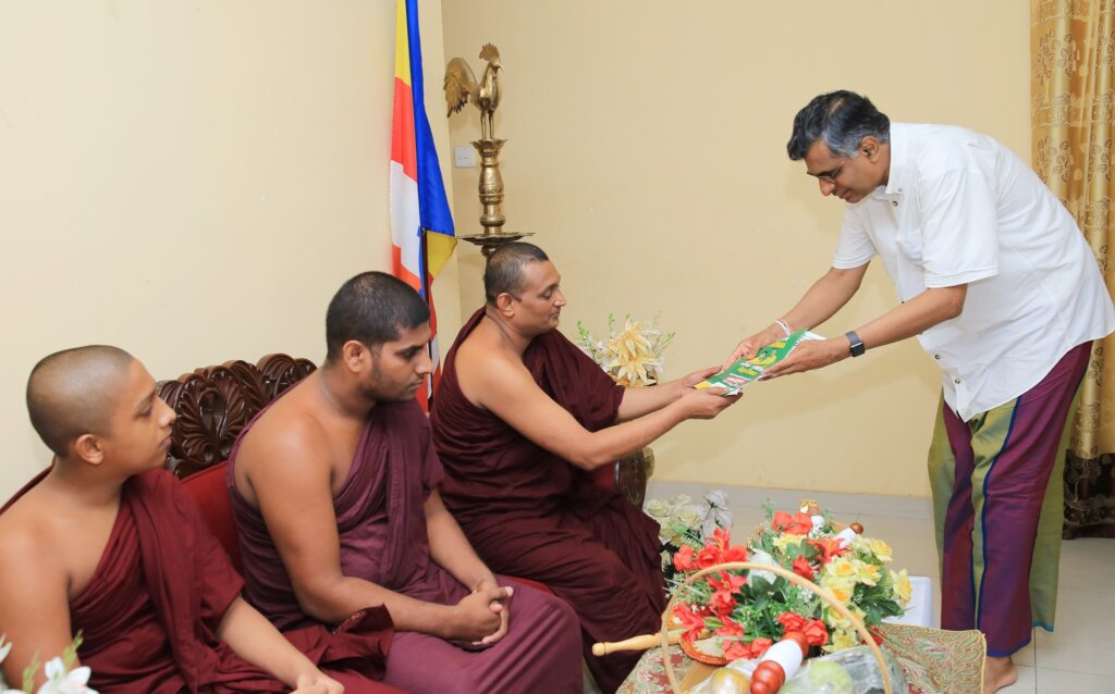 මොරටුව ප්‍රදේශයේ විහාරස්ථාන කිහිපයක විහාරාධිපති හිමිවරුන් හමුවී සිය දේශපාලනික ස්ථාවරය පැහැදිලි  කරන  ලදී.