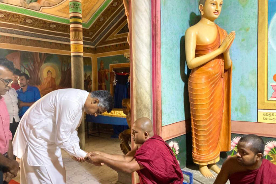 කලවාන ශ්‍රී තිලකරත්නාරාම විහාරස්ථානයේ විහාරාධිපති රත්නපුරේ සීවලී හිමියන් බැහැ දැක ආශිර්වාද ලබාගැනීම.