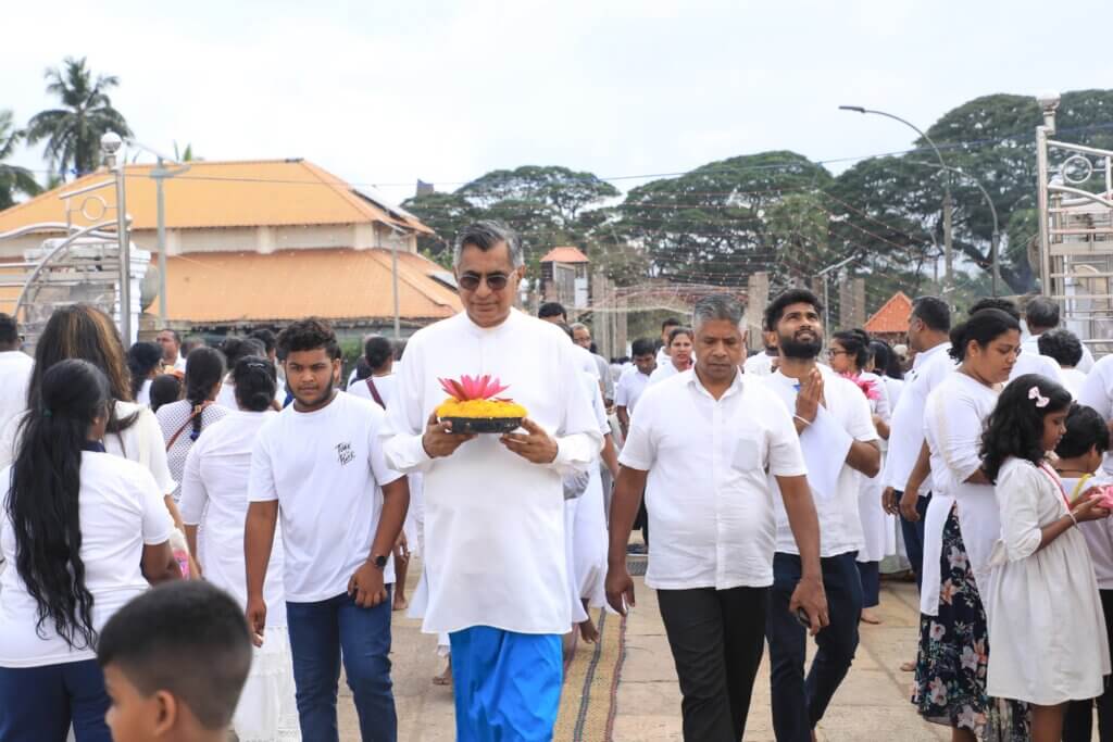 අනුරාධපුර සංචාරයට සමගාමීව ඉසුරුමුනිය, ශ්‍රී මහා බෝධිය සහ රුවන්වැලි මහා සෑය යන පූජනීය ස්ථාන වැඳපුදා ගැනිම..